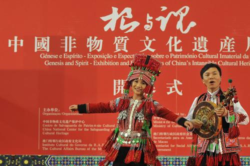 6月11日,表演者在臺(tái)上表演彝族海菜腔。 當(dāng)日,由澳門特區(qū)政府文化局和中國(guó)非物質(zhì)文化遺產(chǎn)保護(hù)中心聯(lián)合舉辦的“根與魂──中國(guó)非物質(zhì)文化遺產(chǎn)展覽”在澳門綜藝館揭幕。展覽匯集民間文學(xué)、傳統(tǒng)音樂(lè)、傳統(tǒng)戲劇等十個(gè)類別的精選圖片,吸引了大量市民前往參觀。新華社記者 張金加 攝
