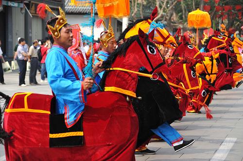 6月11日,在2011年中國(guó)文化遺產(chǎn)日主場(chǎng)城市活動(dòng)開(kāi)幕式上,山東省濟(jì)寧市的群眾在表演節(jié)目。 當(dāng)日,2011年中國(guó)文化遺產(chǎn)日主場(chǎng)城市活動(dòng)在山東“孔孟故里、運(yùn)河之都”濟(jì)寧市舉行,主題為“文化遺產(chǎn)與美好生活”。據(jù)介紹,這次文化遺產(chǎn)日主場(chǎng)城市活動(dòng)包括全國(guó)青少年文化遺產(chǎn)知識(shí)大賽、全國(guó)重點(diǎn)地區(qū)打擊文物犯罪專項(xiàng)行動(dòng)成果展、南旺樞紐考古遺址公園奠基儀式、山東省文物保護(hù)成果展暨濟(jì)寧運(yùn)河文化展、曲阜顏廟復(fù)圣殿維修竣工儀式、中國(guó)歷史文化名街成果展等系列活動(dòng)?;顒?dòng)通過(guò)吸引公眾觀比賽、看展覽、賞表演、參與文化遺產(chǎn)保護(hù)萬(wàn)人簽名活動(dòng),提高群眾參與性。新華社記者 徐速繪 攝