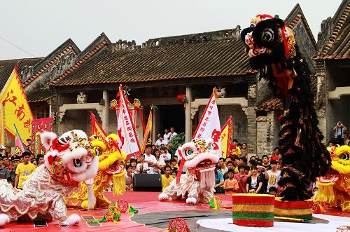 6月11日,醒獅隊(duì)在表演。當(dāng)日是我國(guó)第六個(gè)“文化遺產(chǎn)日”,廣州市在花都區(qū)炭步鎮(zhèn)塱頭古村落文化遺址廣場(chǎng)舉行傳統(tǒng)醒獅表演賽,吸引了眾多觀眾前來(lái)觀看。新華社發(fā)(廖崧翰 攝)