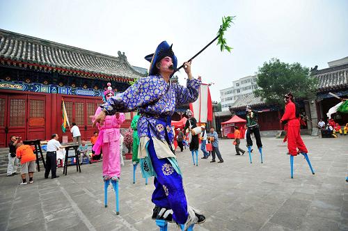 6月11日,演員在天津市非物質(zhì)文化遺產(chǎn)博物館進(jìn)行“百忍高蹺”表演。當(dāng)日是我國(guó)第6個(gè)文化遺產(chǎn)日,天津文化遺產(chǎn)展示活動(dòng)在天津非物質(zhì)文化遺產(chǎn)博物館舉行。重刀武術(shù)、百忍高蹺、竹馬會(huì)、楊柳青年畫、風(fēng)箏魏、京萬(wàn)紅等獨(dú)具天津特色的文化遺產(chǎn)項(xiàng)目在活動(dòng)中集體亮相。新華社發(fā)(王曉明 攝)