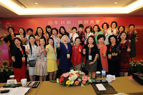 6月12日,來自海峽兩岸的女企業(yè)家們在會議間隙合影留念。當(dāng)日,由全國婦聯(lián)主辦、福建省婦聯(lián)、臺灣中華婦女會總會承辦的第三屆海峽論壇·海峽婦女論壇在福建廈門舉行。來自海峽兩岸包括港澳地區(qū)的1000多名嘉賓以“兩岸姐妹攜手 共促和諧發(fā)展”為主題,堅(jiān)持突出深耕基層、經(jīng)濟(jì)合作等新元素,深入探討了閩臺文化、家庭親情、經(jīng)濟(jì)合作、數(shù)字通信等兩岸婦女共同關(guān)心的經(jīng)濟(jì)科技發(fā)展和民生議題,共同促進(jìn)兩岸關(guān)系和平發(fā)展。新華社記者 何俊昌 攝