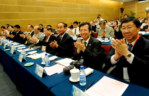 6月13日,兩岸專家學(xué)者在論壇上。新華社記者 張國(guó)俊 攝