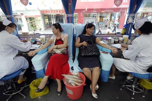 6月14日,市民在寧夏銀川街頭的流動獻(xiàn)血車內(nèi)獻(xiàn)血。新華社記者 彭昭之?dāng)z