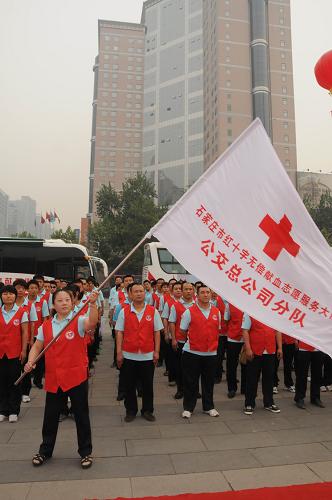 6月14日,河北石家莊首個企業(yè)獻(xiàn)血分隊——石家莊紅十字無償獻(xiàn)血志愿服務(wù)大隊公交總公司分隊成立。新華社記者 白林 攝