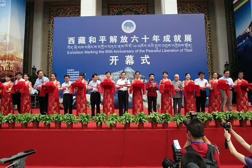 6月15日,西藏和平解放60年成就展在北京民族文化宮開(kāi)幕。此次展覽由中央統(tǒng)戰(zhàn)部、中央外宣辦、國(guó)家民委、國(guó)家發(fā)改委、西藏自治區(qū)人民政府和新華社聯(lián)合主辦。展覽分為“前言”“波瀾壯闊的歷史進(jìn)程”“舉世矚目的偉大成就”“大幅改善的人民生活”“西藏的明天更加美好”“結(jié)語(yǔ)”等六部分,通過(guò)500余幅圖片、30多件實(shí)物、30多張圖表以及豐富翔實(shí)的歷史文獻(xiàn)、生動(dòng)新穎的多媒體手段,充分展示了西藏和平解放的偉大歷史進(jìn)程,生動(dòng)展現(xiàn)了西藏60年來(lái)翻天覆地的變化和西藏人民幸福安康的新生活,以及西藏各民族團(tuán)結(jié)、社會(huì)和諧的精神風(fēng)貌,熱情頌揚(yáng)了西藏建設(shè)過(guò)程中涌現(xiàn)出的先進(jìn)人物事跡。新華社記者 袁滿攝