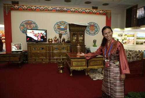 6月15日,工作人員邊巴卓瑪在“阿努一家的幸福生活場(chǎng)景”展區(qū)邀請(qǐng)參觀者參觀。新華社發(fā)(李方宇攝)