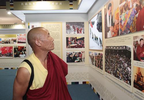 6月15日,來(lái)自日喀則扎什倫布寺的喇嘛阿南在參觀展覽。新華社記者 袁滿 攝