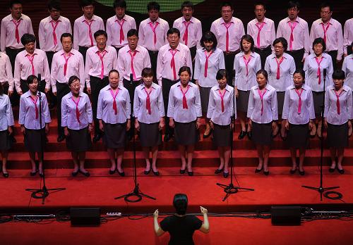 6月16日,中國(guó)對(duì)外文化集團(tuán)員工在演唱歌曲《走向復(fù)興》。新華社記者 金良快 攝