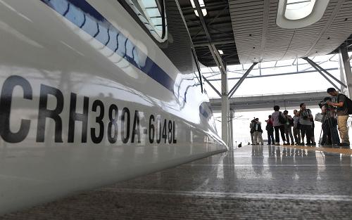 6月17日,CRH380A高速動車組是根據(jù)京滬線等高鐵線路運營特點和需求開發(fā)研制的。以每小時300公里的時速行駛時,人均百公里能耗3.64度電。當日,鐵道部組織近百名記者搭乘京滬高鐵,體驗北京至上海的旅程。京滬高鐵起自北京南站,終至上海虹橋站,全長1318公里,設(shè)計時速350公里,初運營最高時速300公里,是世界上一次建成線路里程最長、技術(shù)標準最高的高速鐵路。投入試運行的列車分為一等車、二等車、餐車、商務(wù)車廂以及VIP觀光區(qū)。為滿足特殊旅客的要求,專設(shè)有殘疾人乘坐區(qū)、衛(wèi)生間和輪椅無障礙通道等。據(jù)介紹,京滬高鐵將于6月底開通運行。運營初期,計劃每天安排開行動車組列車90對,實行時速300公里和250公里混跑模式。從北京到上海最短時間為4小時48分鐘。時速300公里動車組列車從北京到上海全程票價為:二等座555元,一等座935元,商務(wù)座 (包括觀光座、一等包座)1750元;時速250公里動車組列車全程票價為:二等座410元,一等座650元。新華社記者 陳樹根 攝