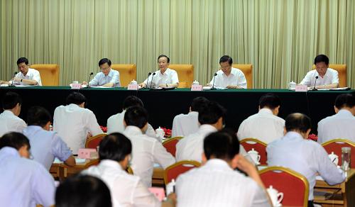 6月20日,中共中央政治局常委、國務院總理溫家寶在北京出席全國城鎮(zhèn)居民社會養(yǎng)老保險試點工作部署暨新型農(nóng)村社會養(yǎng)老保險試點經(jīng)驗交流會議并作重要講話。新華社記者 李濤 攝