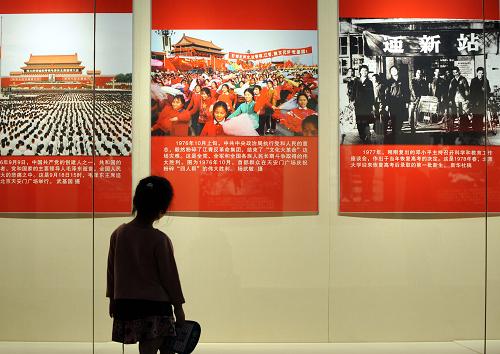 6月26日,一名小觀眾在參觀展覽圖片。新華社記者 孫參 攝