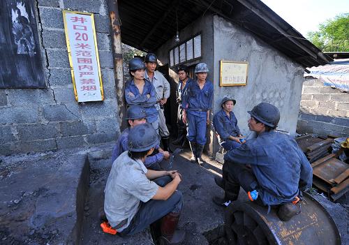 7月2日,在發(fā)生事故的礦井井口,工人正在等待救援任務(wù)。新華社記者 李斌 攝