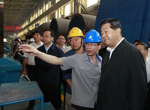 7月1日至2日,中共中央政治局常委、全國政協(xié)主席賈慶林在遼寧大連調(diào)研。這是7月2日,賈慶林在中國一重大連加氫反應(yīng)器制造有限公司詳細了解企業(yè)提高工藝技術(shù)和裝備信息化水平方面的情況。新華社記者 鞠鵬 攝