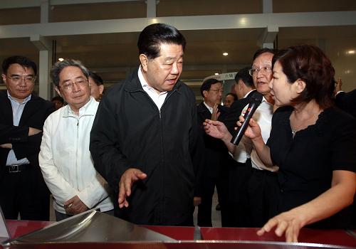 7月1日至2日,中共中央政治局常委、全國政協(xié)主席賈慶林在遼寧大連調(diào)研。這是7月2日,賈慶林在大連光洋工程科技有限公司精密高檔數(shù)控機床制造車間了解企業(yè)自主創(chuàng)新、市場推廣等情況。新華社記者 鞠鵬 攝