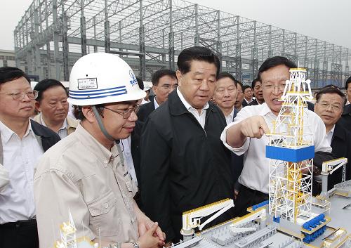 7月1日至2日,中共中央政治局常委、全國政協(xié)主席賈慶林在遼寧大連調(diào)研。這是7月2日,賈慶林在大連中遠船務(wù)工程有限公司考察“大連開拓者”號深水鉆井船項目。新華社記者 鞠鵬 攝