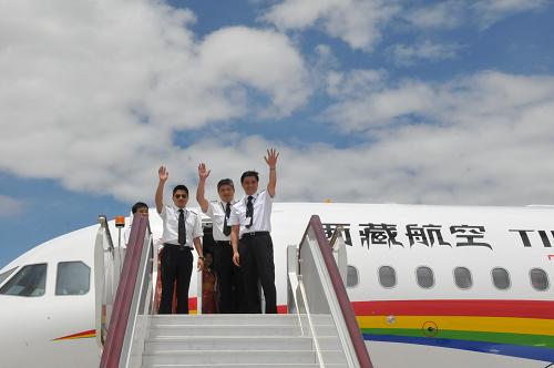 7月2日,西藏航空公司首架飛機(jī)空客A319成功飛抵拉薩貢嘎機(jī)場(chǎng),飛行人員在機(jī)艙外招手致意。當(dāng)日,西藏航空公司的首架飛機(jī)——空中客車A319成功從德國(guó)漢堡飛抵拉薩。這架A319飛機(jī)于7月1日在德國(guó)漢堡空客公司交付。飛機(jī)采用兩級(jí)客艙布局,共有128個(gè)座位,預(yù)計(jì)在本月內(nèi)實(shí)現(xiàn)首航。新華社記者 黎華玲 攝