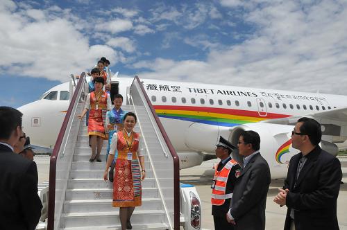 7月2日,西藏航空公司首架飛機(jī)空客A319成功飛抵拉薩貢嘎機(jī)場(chǎng),身著藏式空乘制服的空乘人員走下飛機(jī)。新華社記者 黎華玲 攝