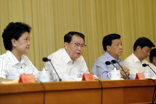 7月1日至2日,中央組織部、中央宣傳部、中央黨校、中央文獻(xiàn)研究室、中央黨史研究室、教育部、中國(guó)社會(huì)科學(xué)院、解放軍總政治部在北京聯(lián)合召開(kāi)紀(jì)念中國(guó)共產(chǎn)黨成立90周年理論研討會(huì)。這是7月2日,中共中央政治局常委李長(zhǎng)春出席研討會(huì)并作重要講話(huà)。新華社記者謝環(huán)馳攝