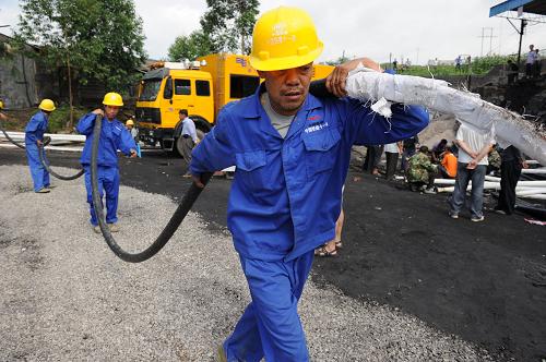 7月3日,救援人員正在運(yùn)送抽水用輸電線路設(shè)施。當(dāng)日,貴州省平塘縣牛棚煤礦透水事故現(xiàn)場(chǎng)救援工作進(jìn)度加快。截至記者發(fā)稿時(shí),現(xiàn)場(chǎng)已有25臺(tái)水泵在加緊抽水,每小時(shí)抽水量從昨天的640立方米每小時(shí)增加到1300立方米每小時(shí)。新華社記者 劉續(xù) 攝
