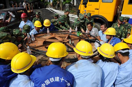 7月3日,救援人員正在搬運(yùn)排水用輸電線路設(shè)施。新華社記者 劉續(xù) 攝