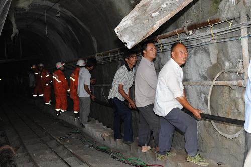 7月3日,救援人員正在向礦道內(nèi)運(yùn)送抽水用輸電線路設(shè)施。新華社記者 劉續(xù) 攝