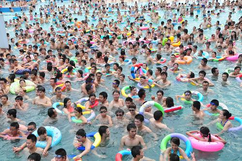7月3日,四川南充市民在南充市順慶區(qū)一家游泳池里消暑納涼。當(dāng)日,四川省南充市氣溫高達(dá)35℃以上,眾多市民紛紛走進(jìn)游泳池休閑避暑。新華社發(fā)(李向雨 攝)