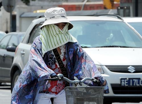 7月3日,一名蘇州市民“全副武裝”在烈日下出行。當(dāng)日,江蘇蘇州驕陽似火,最高氣溫攀升至37.2攝氏度。新華社發(fā)(杭興微 攝)