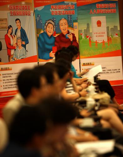 在宣傳周啟動儀式現(xiàn)場擺放著《中華人民共和國社會保險法》宣傳板(7月4日攝)。新華社記者 金立旺 攝