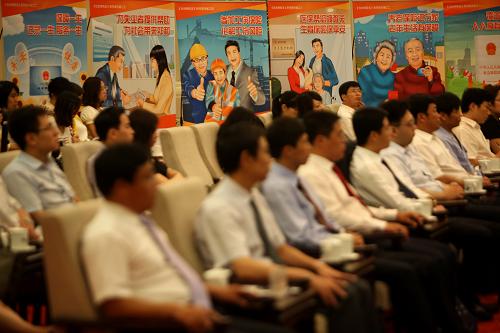 在宣傳周啟動儀式現(xiàn)場擺放著《中華人民共和國社會保險法》宣傳板(7月4日攝)。新華社記者 金立旺 攝