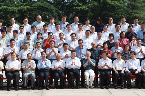 7月4日,中共中央政治局常委、中央書記處書記、國(guó)家副主席習(xí)近平在北京中南海會(huì)見優(yōu)秀黨員專家暑期學(xué)習(xí)考察團(tuán)成員。這是習(xí)近平與優(yōu)秀黨員專家暑期學(xué)習(xí)考察團(tuán)成員合影。新華社記者劉衛(wèi)兵攝