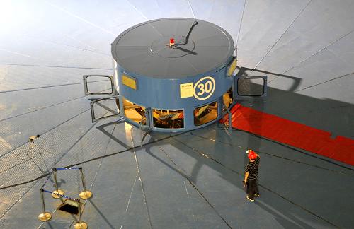 7月5日,一位工程技術(shù)人員在三峽地下電站30號(hào)機(jī)組前拍照。 三峽集團(tuán)公司7月4日發(fā)布消息稱,三峽地下電站第三臺(tái)機(jī)組已于3日下午一次性充水啟動(dòng)成功,進(jìn)入投產(chǎn)倒計(jì)時(shí)。按計(jì)劃,這臺(tái)機(jī)組將于7月中旬投產(chǎn)發(fā)電。屆時(shí),三峽地下電站將完成今年投產(chǎn)3臺(tái)機(jī)組的發(fā)電計(jì)劃。 新華社發(fā)(鄭家裕 攝)