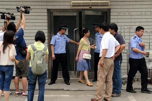 7月5日,一名傷者(中)從北京大學(xué)人民醫(yī)院留觀室走出。新華社記者羅曉光攝