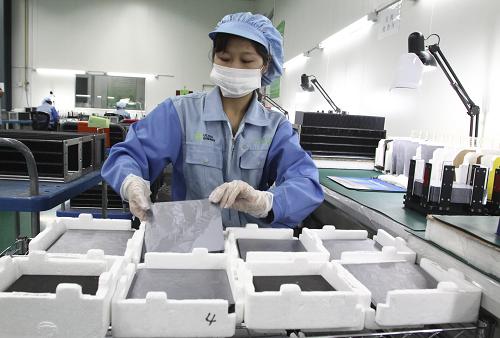7月5日,山東濰坊一家臺(tái)灣獨(dú)資太陽能硅片制造企業(yè)員工在對多晶硅片進(jìn)行“目檢”。新華社發(fā)(孫樹寶 攝)