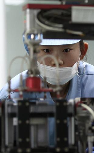 7月5日,山東濰坊一家臺(tái)灣獨(dú)資太陽能硅片制造企業(yè)車間內(nèi),自動(dòng)檢測設(shè)備正在對多晶硅片進(jìn)行檢測。新華社發(fā)(孫樹寶 攝)