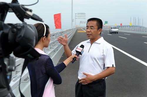 7月5日,膠州灣大橋總工程師邵新鵬在接受新華社記者采訪時(shí)告訴記者:大橋護(hù)欄沒(méi)有安裝完整,以及螺絲沒(méi)有擰緊,這些附屬設(shè)施現(xiàn)狀,并不影響主體工程,不影響大橋通車。