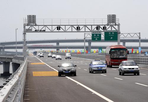 7月5日,汽車行駛在青島膠州灣大橋上。新華社記者 李紫恒 攝