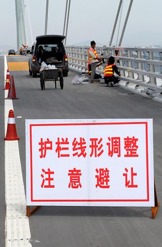 7月5日,工人師傅在進(jìn)行護(hù)欄線形調(diào)整施工。新華社記者 李紫恒 攝