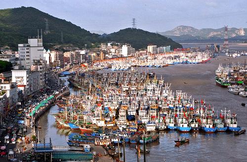 漁船停泊在以“東海漁都”著稱(chēng)的舟山市沈家門(mén)漁港(2007年8月9日攝)。當(dāng)日,浙江省省長(zhǎng)呂祖善在北京國(guó)務(wù)院新聞辦舉辦的發(fā)布會(huì)上宣布,國(guó)務(wù)院已正式批準(zhǔn)設(shè)立浙江舟山群島新區(qū),這是繼上海浦東、天津?yàn)I海和重慶兩江后,中國(guó)設(shè)立的又一個(gè)國(guó)家級(jí)新區(qū)。根據(jù)國(guó)務(wù)院批復(fù)精神,浙江舟山群島新區(qū)范圍為舟山市現(xiàn)有行政區(qū)域范圍,包括舟山1390個(gè)島嶼,陸域面積1440平方公里、內(nèi)海海域面積2.08萬(wàn)平方公里。功能定位為浙江海洋經(jīng)濟(jì)發(fā)展的先導(dǎo)區(qū)、海洋綜合開(kāi)發(fā)試驗(yàn)區(qū)、長(zhǎng)江三角洲地區(qū)經(jīng)濟(jì)發(fā)展的重要增長(zhǎng)極。新華社記者 譚進(jìn) 攝