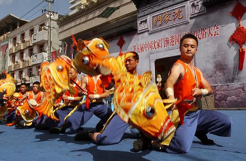 一群漁家小伙子在舟山市沈家門(mén)漁港表演魚(yú)鼓舞(2007年8月9日攝)。新華社記者 譚進(jìn) 攝
