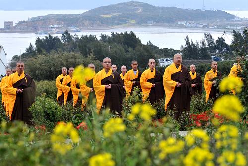 浙江舟山市普陀山的僧人正在舉行祈福茶會(huì)(2010年4月8日攝)。新華社記者 王定昶 攝