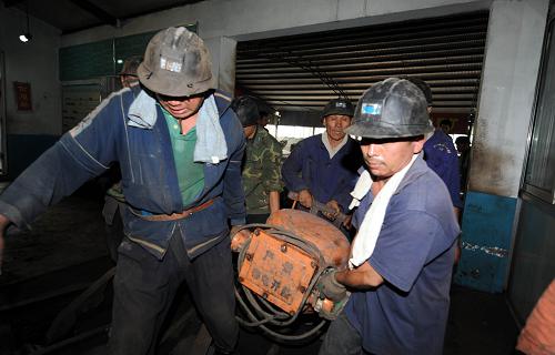 7月7日,第二批下井滅火施救人員向井下運送救援設(shè)備。新華社記者 范長國 攝