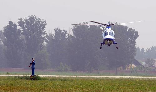 這是北京市公安局警務(wù)航空總隊(duì)的警用直升機(jī)(7月16日攝)。新華社記者 李文 攝