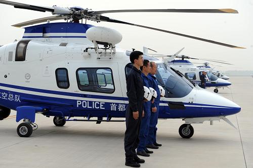 這是北京市公安局警務(wù)航空總隊(duì)的警用直升機(jī)(7月16日攝)。新華社記者 李文 攝
