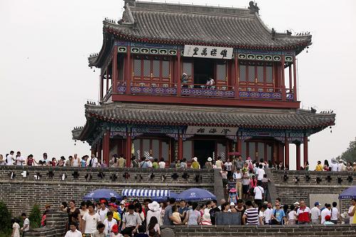7月16日,游客在秦皇島市老龍頭景區(qū)參觀游玩。進(jìn)入暑期,擁有山海關(guān)古城、北戴河海濱等知名景點(diǎn)的河北省秦皇島市進(jìn)入夏季旅游旺季,來(lái)自海內(nèi)外的游客到此品味歷史,避暑戲水,享受假日。新華社發(fā)(梁志強(qiáng) 攝)