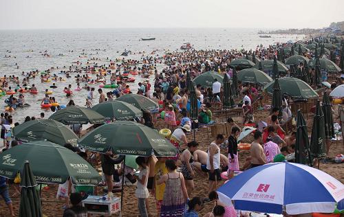7月16日,游客在北戴河海濱浴場(chǎng)游玩。新華社發(fā)(梁志強(qiáng) 攝)