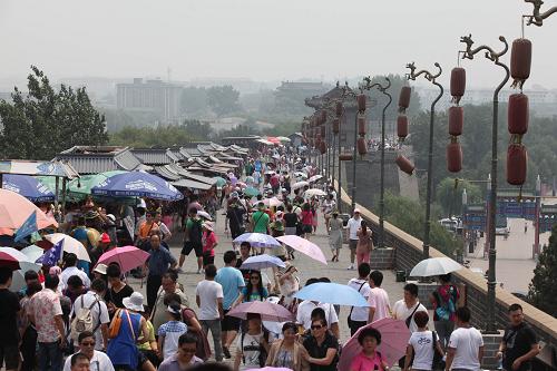 7月16日,游客在秦皇島市山海關(guān)城樓參觀游玩。新華社發(fā)(梁志強(qiáng) 攝)