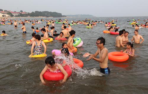 7月16日,游客在北戴河海濱浴場(chǎng)戲水。新華社發(fā)(梁志強(qiáng) 攝)