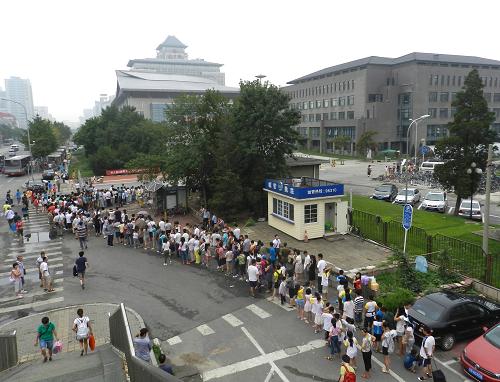 7月17日,在北京大學(xué)東門,游客排起了長龍。隨著高考的結(jié)束和暑假的到來,北京大學(xué)、清華大學(xué)等首都著名高校的“校園游”日益火爆。許多外地家長不遠(yuǎn)千里帶著孩子來到各高等學(xué)府,讓孩子們提前感受大學(xué)的氛圍,了解學(xué)校的著名建筑、景觀、景點和獨特的歷史文化底蘊。新華社發(fā)(王振 攝)