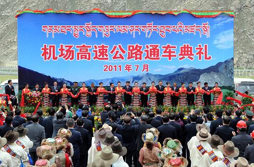 7月17日,拉薩至貢嘎機場高速公路通車典禮舉行。前來出席西藏和平解放60周年慶?;顒拥闹泄仓醒胝尉殖N?、國家副主席、中央軍委副主席、中央代表團團長習(xí)近平,率中央代表團全體成員出席典禮,并為公路通車剪彩。 新華社記者 饒愛民 攝