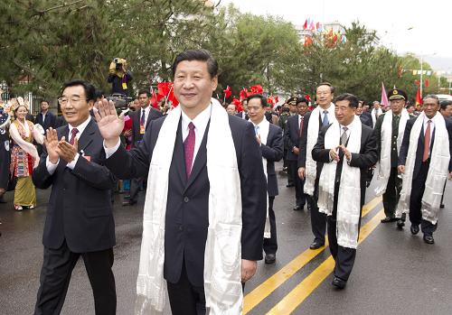 7月17日,以中共中央政治局常委、國(guó)家副主席、中央軍委副主席習(xí)近平為團(tuán)長(zhǎng)的中央代表團(tuán)飛抵拉薩,出席西藏和平解放60周年慶祝活動(dòng)。中央代表團(tuán)在機(jī)場(chǎng)受到西藏各族群眾的熱烈歡迎。新華社記者 黃敬文 攝